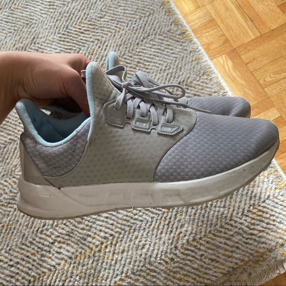 π Adidas Falcon Sneakers